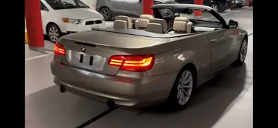 BMW 335i Cabriolet — Roadster sportif 2011, état impeccable et Apple CarPlay — Armaturenbrett