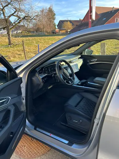 Audi e-tron 55 Sportback quattro — SUV électrique premium, 38 500 km seulement — Miniatura 12