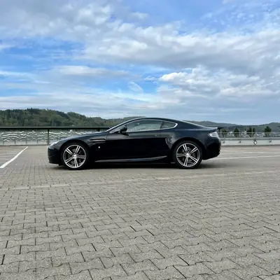 Aston Martin V8 Vantage 4.3 N400 Sportshift — Coupé sportif britannique, embrayage récent — arrière