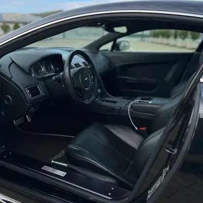 Aston Martin V8 Vantage 4.3 N400 Sportshift — Coupé sportif britannique, embrayage récent — intérieur