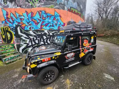 Land Rover Defender 90 — Le 4x4 iconique, attelage 6 tonnes et faible kilométrage — vista esterna