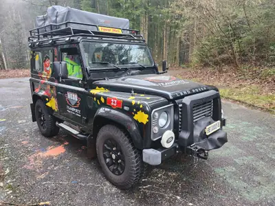 Land Rover Defender 90 — Le 4x4 iconique, attelage 6 tonnes et faible kilométrage — vista posteriore