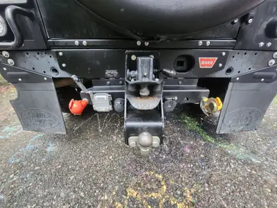 Land Rover Defender 90 — Le 4x4 iconique, attelage 6 tonnes et faible kilométrage — cruscotto