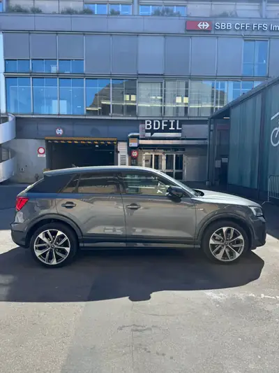 Audi Q2 35 TFSI S Line 2023 — Élégance urbaine et efficacité énergétique — Innenraum