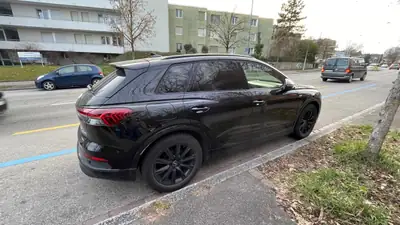 Audi Q4 e-tron 50 quattro — SUV électrique premium 299 ch, 37 000 km — côté