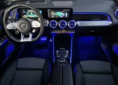 Mercedes-Benz GLB 35 AMG — SUV compact sport 7 places, 306 ch et freins neufs — Armaturenbrett