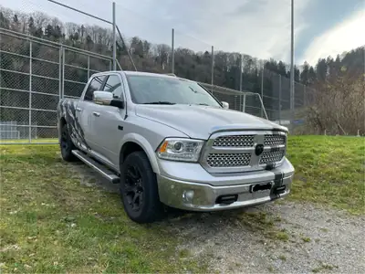 Dodge Ram 1500 HEMI V8 CrewCab Laramie — Pickup musclé 400 ch, suspension pneumatique — côté