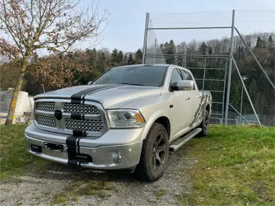 Dodge Ram 1500 HEMI V8 CrewCab Laramie — Pickup musclé 400 ch, suspension pneumatique — vue extérieure