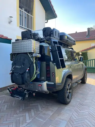 Land Rover Defender 110 P400e — Hybride rechargeable premium, 39'000 km seulement — fianco