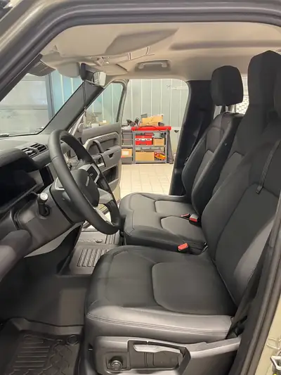 Land Rover Defender 110 P400e — Hybride rechargeable premium, 39'000 km seulement — Miniatura 8