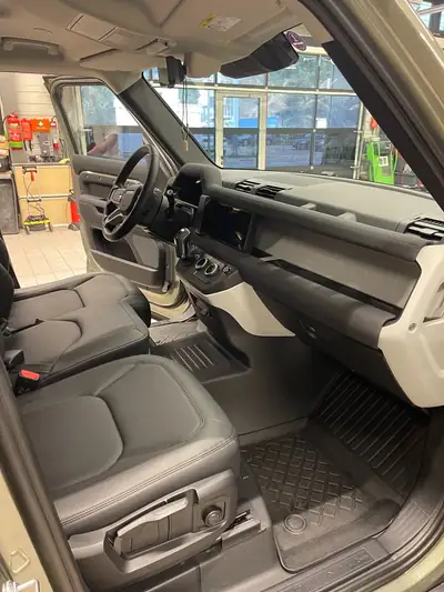 Land Rover Defender 110 P400e — Hybride rechargeable premium, 39'000 km seulement — Miniatura 10