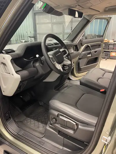 Land Rover Defender 110 P400e — Hybride rechargeable premium, 39'000 km seulement — Miniatura 11