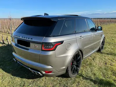 Land Rover Range Rover Sport SVR 575 ch — Performance britannique et prestige tout-terrain — Heckansicht
