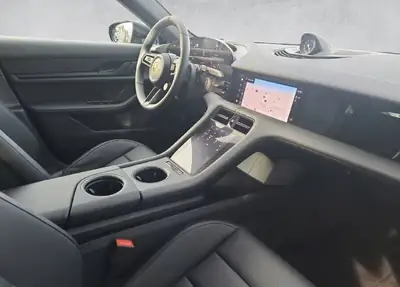 Porsche Taycan 4S — Berline électrique haute performance, 31'000 km seulement — tableau de bord