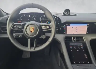 Porsche Taycan 4S — Berline électrique haute performance, 31'000 km seulement — intérieur
