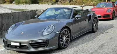 Porsche 911 Turbo S Cabrio PDK — Supercar décapotable, 580 ch et garantie jusqu'à 2028 — interior