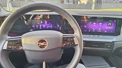 Opel Astra 1.2 T Swiss — Berline dynamique, 11'000 km seulement — Innenraum