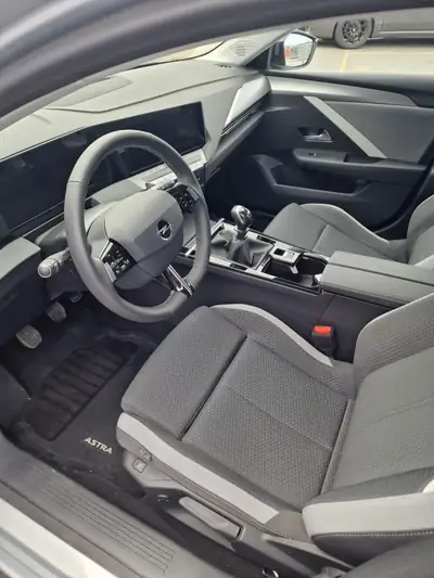 Opel Astra 1.2 T Swiss — Berline dynamique, 11'000 km seulement — Armaturenbrett