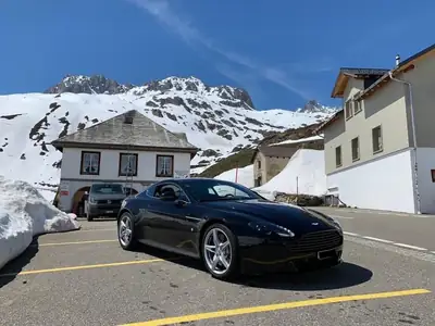 Aston Martin V8 Vantage 4.7 S — Coupé sportif britannique, 437 ch et seulement 16'500 km — fianco