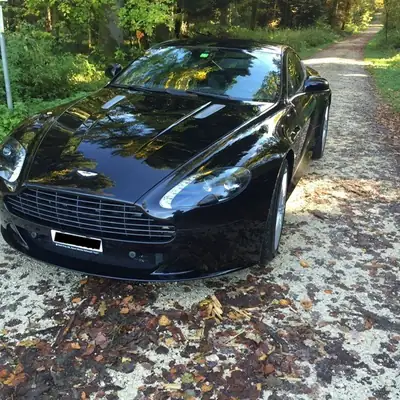Aston Martin V8 Vantage 4.7 S — Coupé sportif britannique, 437 ch et seulement 16'500 km — vista posteriore