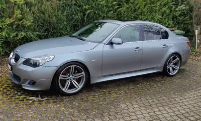 BMW 545i 2004 — Berline de prestige, 333 ch et moteur atmosphérique — vista esterna