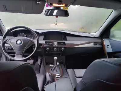 BMW 545i 2004 — Berline de prestige, 333 ch et moteur atmosphérique — fianco