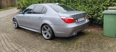 BMW 545i 2004 — Berline de prestige, 333 ch et moteur atmosphérique — vista posteriore