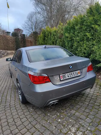 BMW 545i 2004 — Berline de prestige, 333 ch et moteur atmosphérique — dettaglio