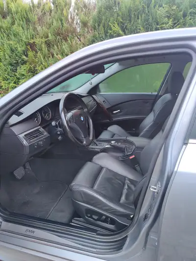 BMW 545i 2004 — Berline de prestige, 333 ch et moteur atmosphérique — cruscotto