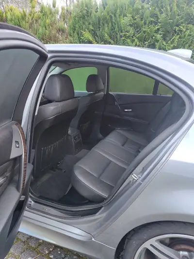 BMW 545i 2004 — Berline de prestige, 333 ch et moteur atmosphérique — interni