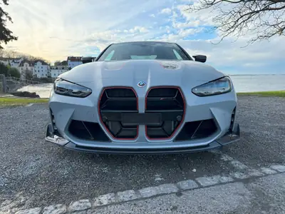 BMW M4 CSL Coupé 2022 — Performance extrême, seulement 1750 km, finition Frozen Brooklyn Grey — fianco
