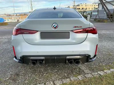 BMW M4 CSL Coupé 2022 — Performance extrême, seulement 1750 km, finition Frozen Brooklyn Grey — vista posteriore