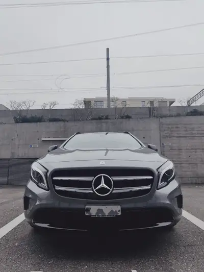 Mercedes-Benz GLA 200 — Compact SUV urbain, 76'000 km, sans accident — côté