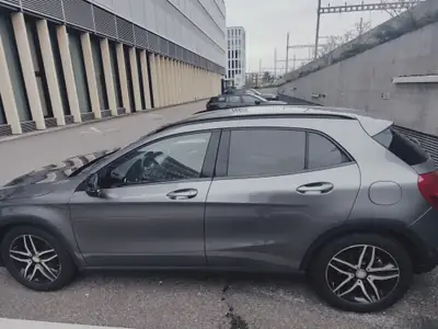 Mercedes-Benz GLA 200 — Compact SUV urbain, 76'000 km, sans accident — arrière