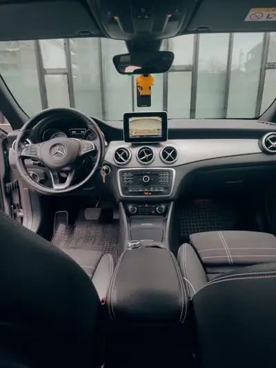 Mercedes-Benz GLA 200 — Compact SUV urbain, 76'000 km, sans accident — intérieur