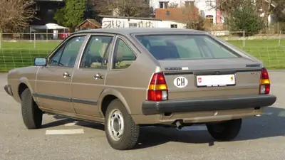 VW Passat 32B 1985 — Véritable pièce de collection, statut de véhicule ancien acquis — fianco