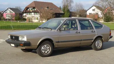 VW Passat 32B 1985 — Véritable pièce de collection, statut de véhicule ancien acquis — vista posteriore