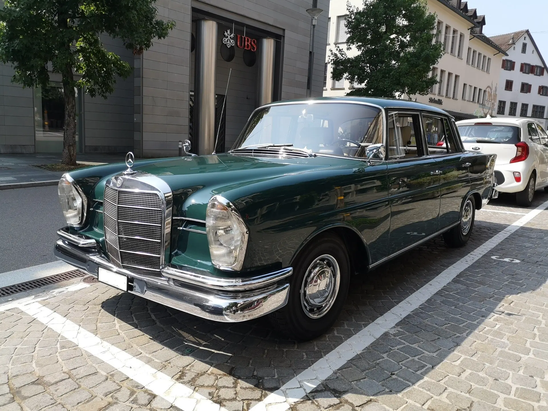 Mercedes 220 SEb Heckflosse 1964 — Berline classique d'exception, état remarquable — vista esterna