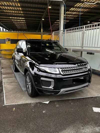 Range Rover Evoque 2.0 TD4 Pure — Diesel dynamique, tout-terrain polyvalent, faible kilométrage — exterior view