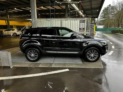 Range Rover Evoque 2.0 TD4 Pure — Diesel dynamique, tout-terrain polyvalent, faible kilométrage — rear view