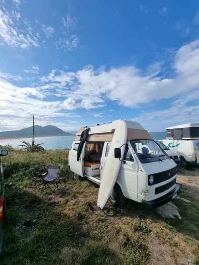 VW T3 Hochdach 1984 — Combi mythique, toiture surélevée, passionnés de rétro — fianco