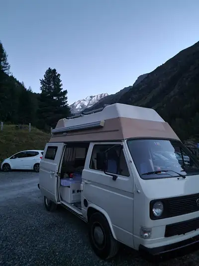 VW T3 Hochdach 1984 — Combi mythique, toiture surélevée, passionnés de rétro — vista posteriore