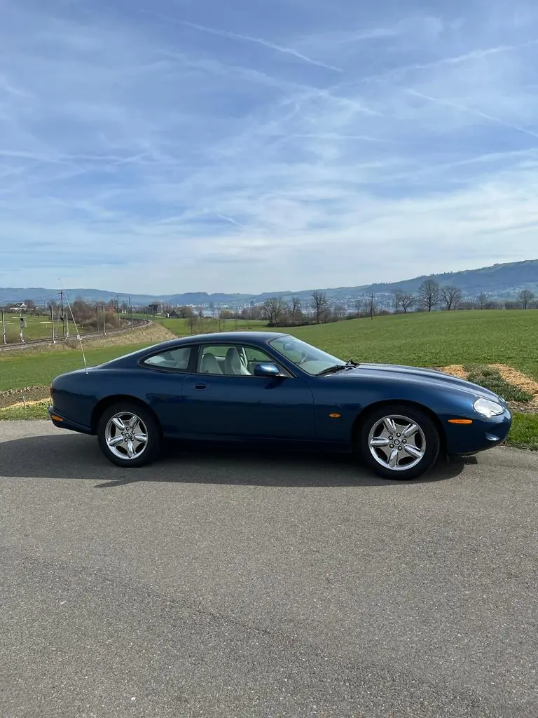 Jaguar XK8 — Coupé anglais mythique, élégance intemporelle des années 1990 — Außenansicht
