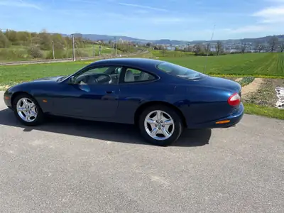 Jaguar XK8 — Coupé anglais mythique, élégance intemporelle des années 1990 — Heckansicht