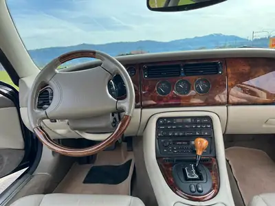 Jaguar XK8 — Coupé anglais mythique, élégance intemporelle des années 1990 — Detail