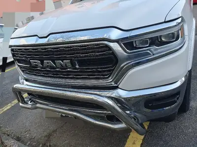DODGE Ram 1500 5.7L V8 HEMI eTorque 4x4 — Crew Cab musclé, 10'000 km seulement — Seitenansicht
