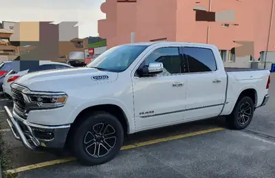 DODGE Ram 1500 5.7L V8 HEMI eTorque 4x4 — Crew Cab musclé, 10'000 km seulement — Außenansicht