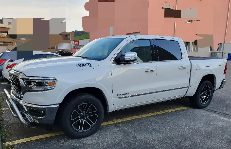 DODGE Ram 1500 5.7L V8 HEMI eTorque 4x4 — Crew Cab musclé, 10'000 km seulement — Außenansicht