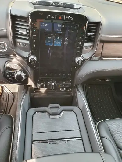 DODGE Ram 1500 5.7L V8 HEMI eTorque 4x4 — Crew Cab musclé, 10'000 km seulement — Miniatur 18