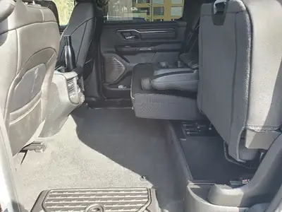 DODGE Ram 1500 5.7L V8 HEMI eTorque 4x4 — Crew Cab musclé, 10'000 km seulement — Miniatur 16